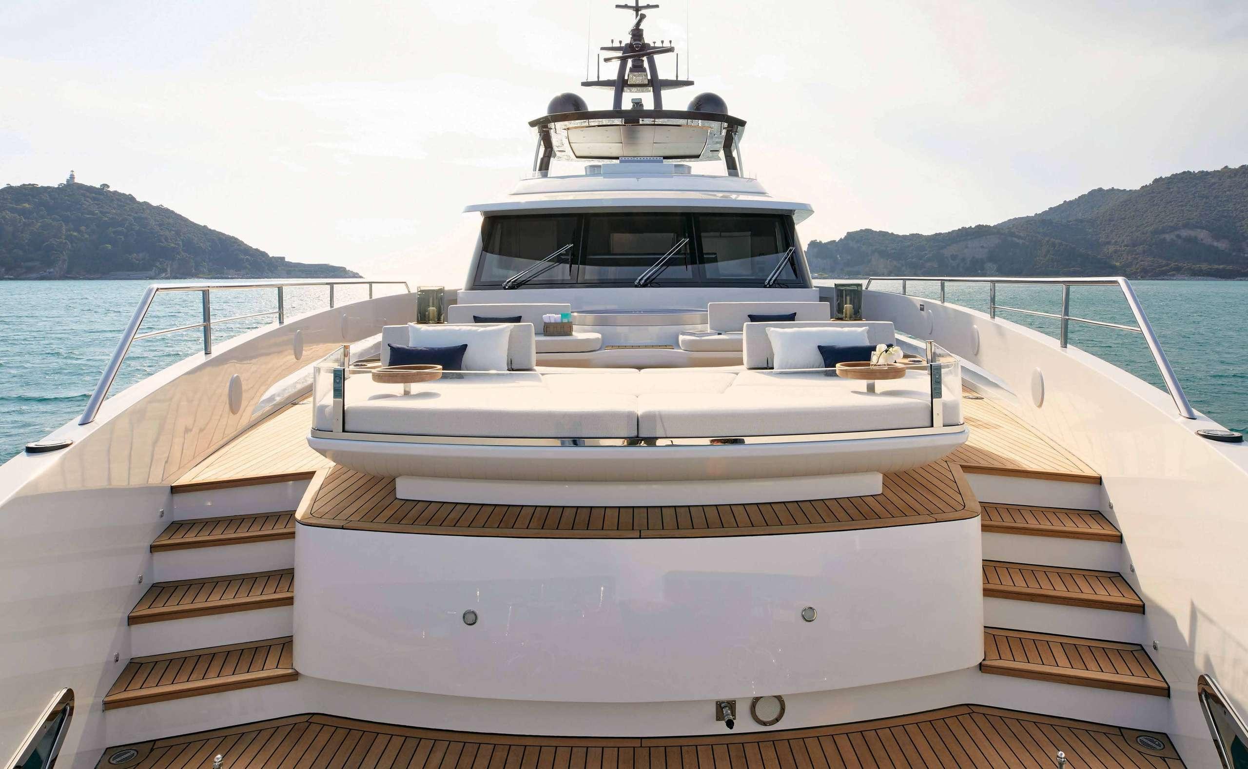 Azimut Trideck 38m bow