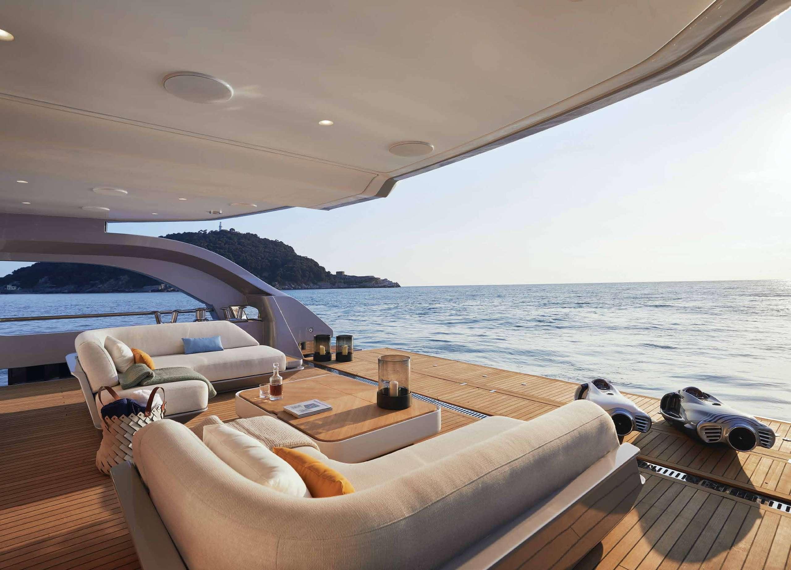 Azimut Trideck 38m beach club