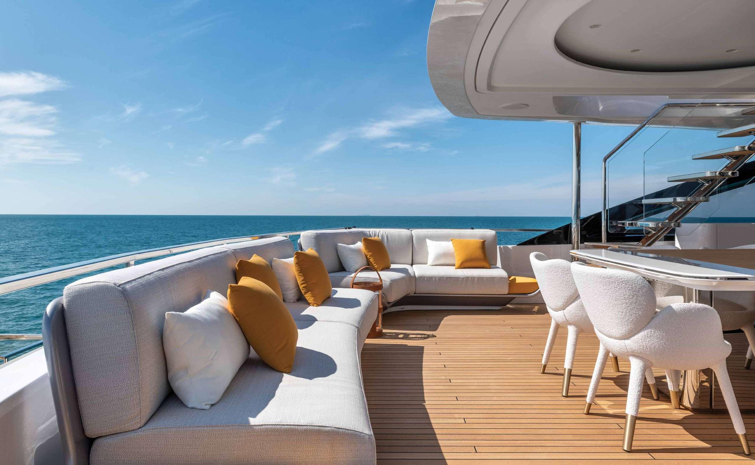 Azimut Trideck 38m Sun Deck