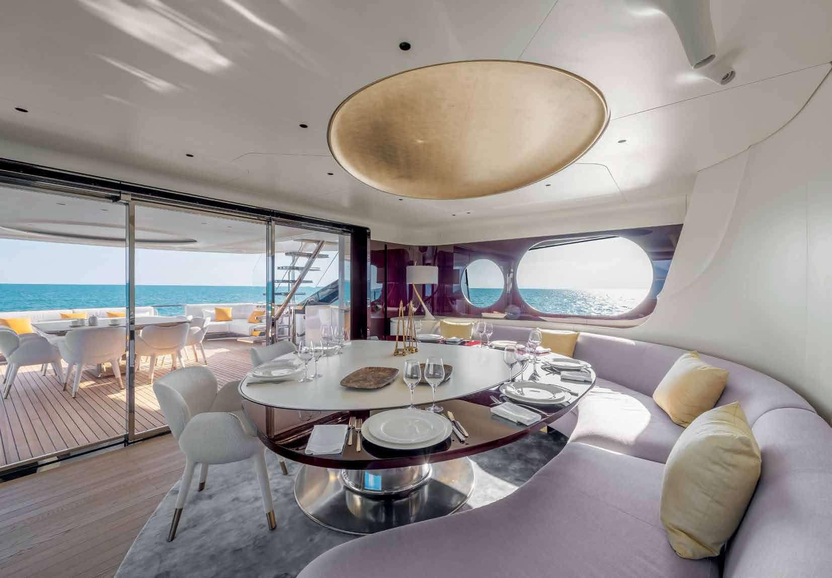 Azimut Trideck 38m upper saloon/skylounge