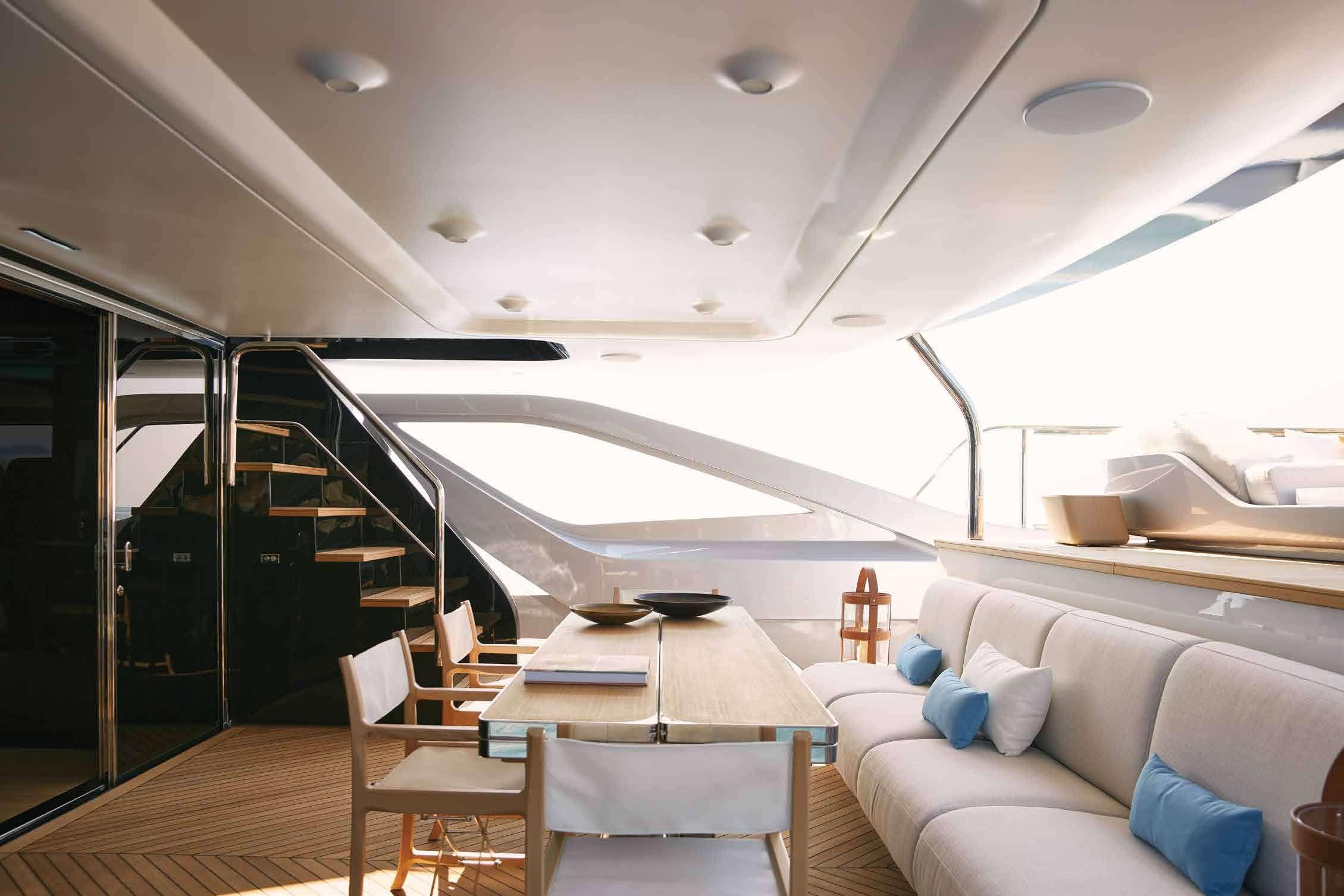 Azimut Trideck 38m main deck