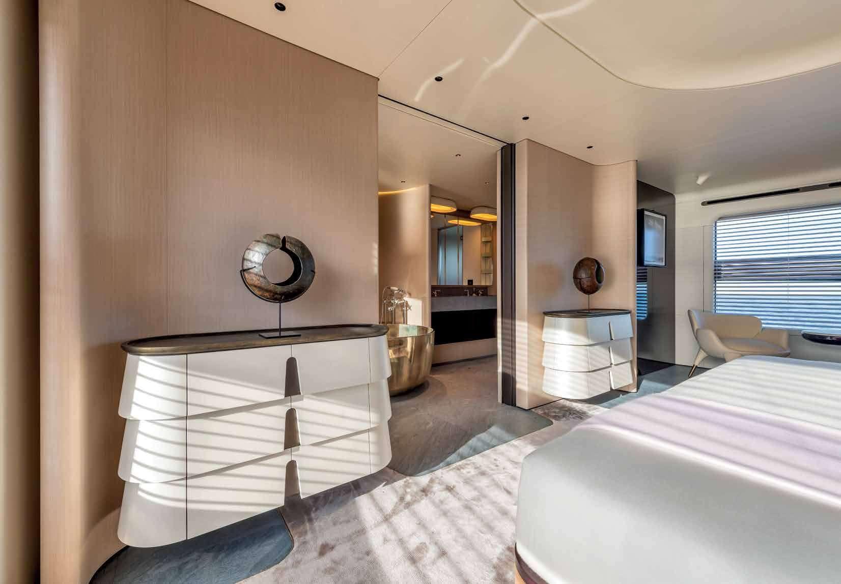 Azimut Trideck 38m master cabin